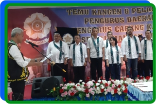 You are currently viewing Ganjar Lantik Pengurus Daerah dan Pengurus Cabang KAGAMA se-Kaltim