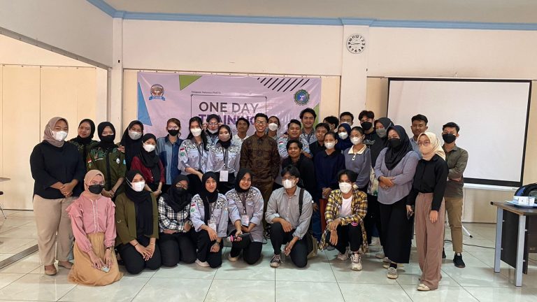 Read more about the article Seminar Poster Design “One Day Training Design Poster” di Sekolah Tinggi Ilmu Kesehatan Samarinda